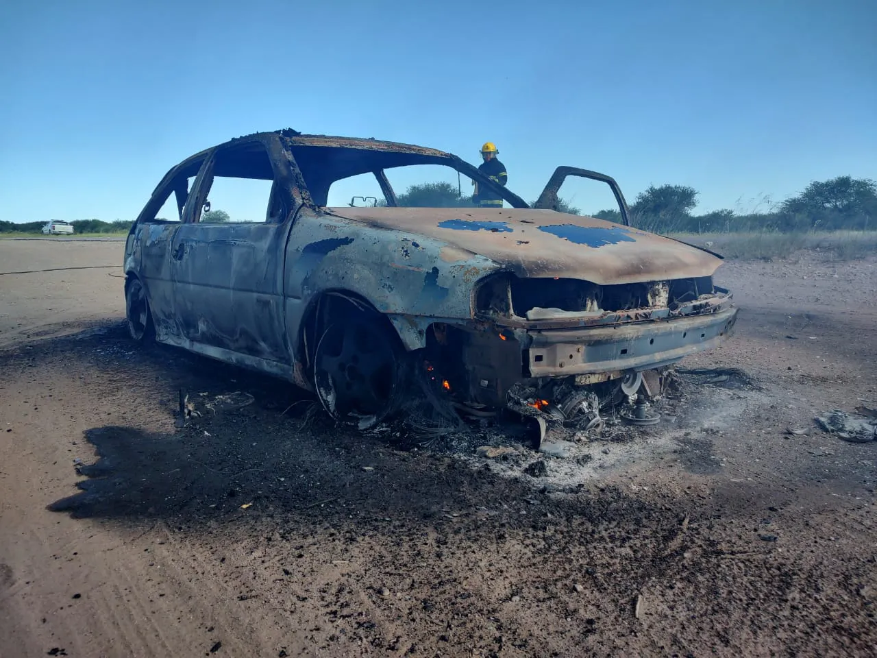 Incendio en Ruta 10: Volkswagen Gol Reducido a Cenizas, Conductor Sale Ileso Incendio en Ruta 10: Volkswagen Gol Reducido a Cenizas, Conductor Sale Ileso